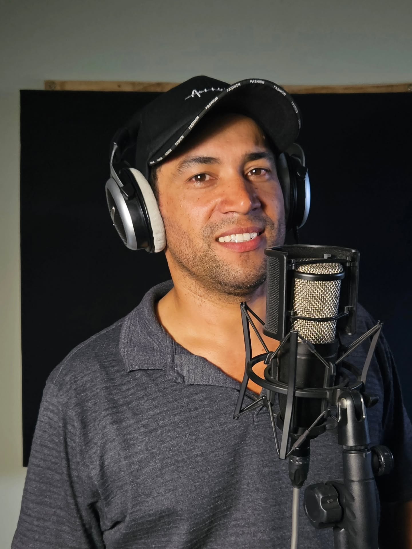 Adriel Loredo gravando voz no estúdio DZL